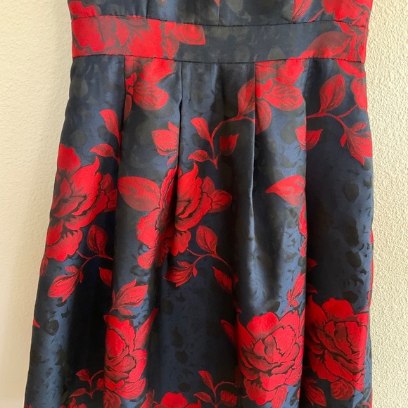 Sleeveless blue and red pleated shiny party dress - Picture 3 of 3